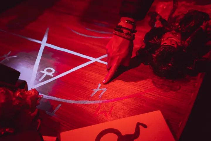 Person pointing to a possible clue in an Escape Room